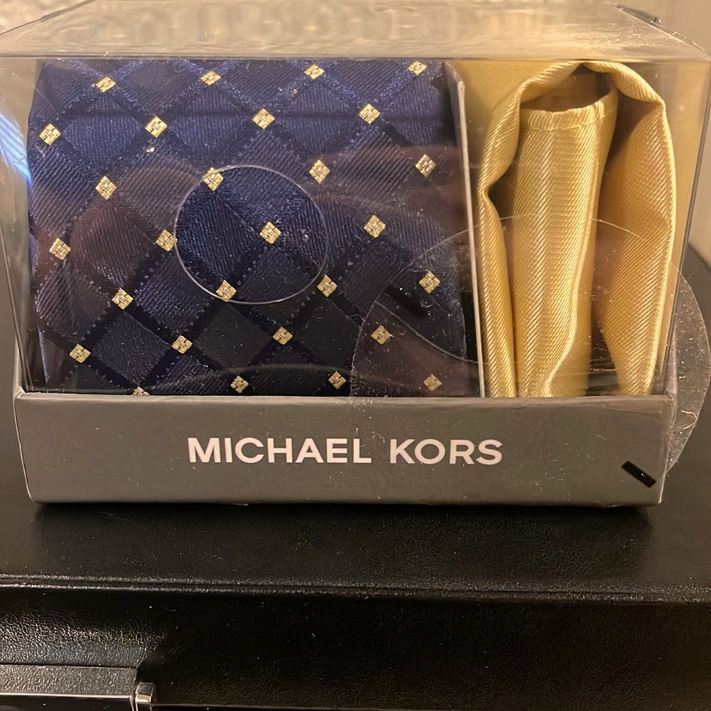 Michael Kors tie and pocket square set